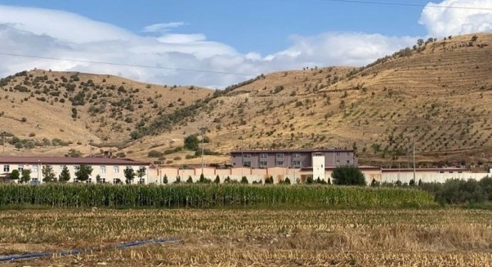 Cezaevinin kanalizasyonu tarım arazisine akıyor