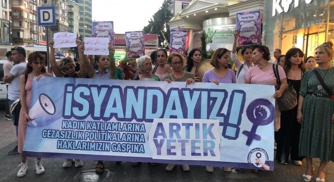 Mersin’de artan kadın cinayetleri protesto edildi