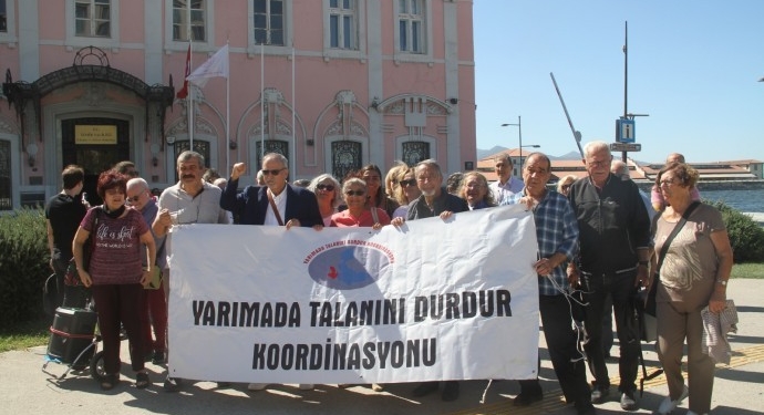 Çeşme’de talana karşı toplanan imzalar Turizm Müdürlüğü’ne teslim edildi