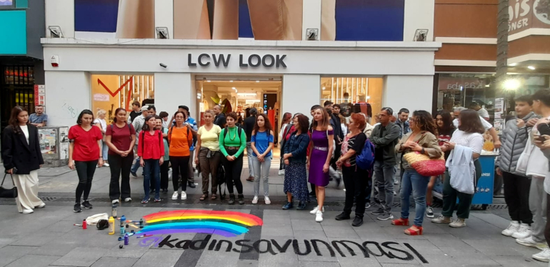 “LGBTİ+ çağrışımı yaptığı için” gökkuşağı renklerini kullanmama kararı alan LCW önünde eylem: “Tüm renklerimizle buradayız”