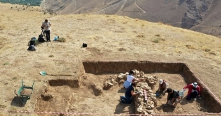 Bitlis’teki Kef Kalesi’nde 2 bin 700 yıllık mutfak ve hizmet odaları tespit edildi