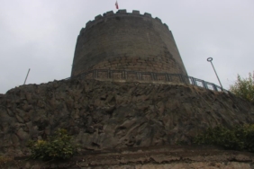 surlarin-uzerine-insa-edildigi-kayalik-zemine-ulasildi-2