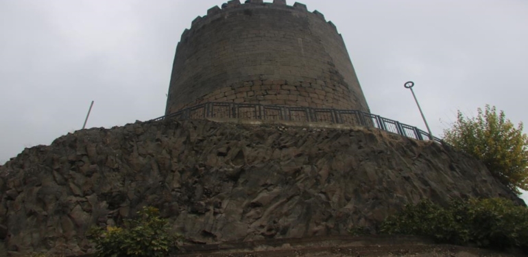 Diyarbakır surları, kayalık zemine inşa edilmiş