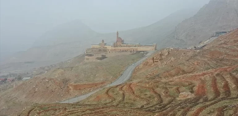 İshak Paşa Sarayı’nın çorak çevresi yeşillendiriliyor