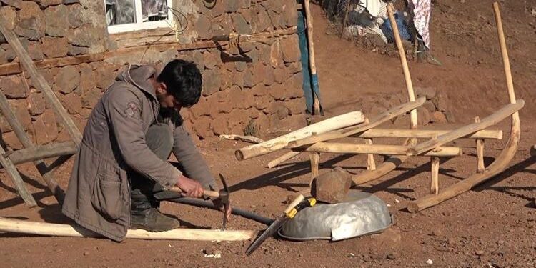 Muş’ta yıllardır kızak yaparak geçimini sağlayan genç dertli