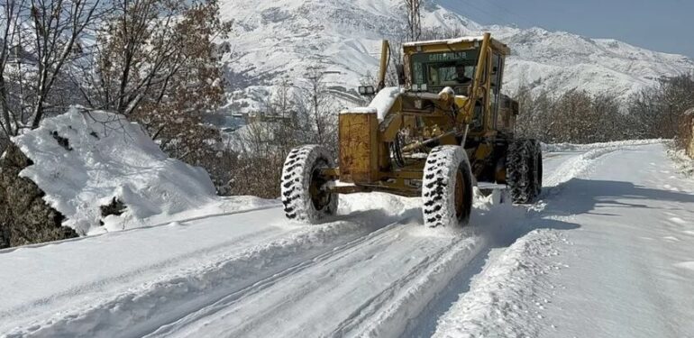 Hakkari’ye beklenen kar yağdı