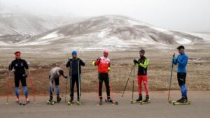 mus-kar-yagmayinca-kayak-takimi-sporculari-asfaltta-antrenman-yapiyor