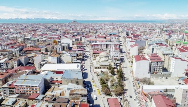 Van’da kepenkler bir bir iniyor