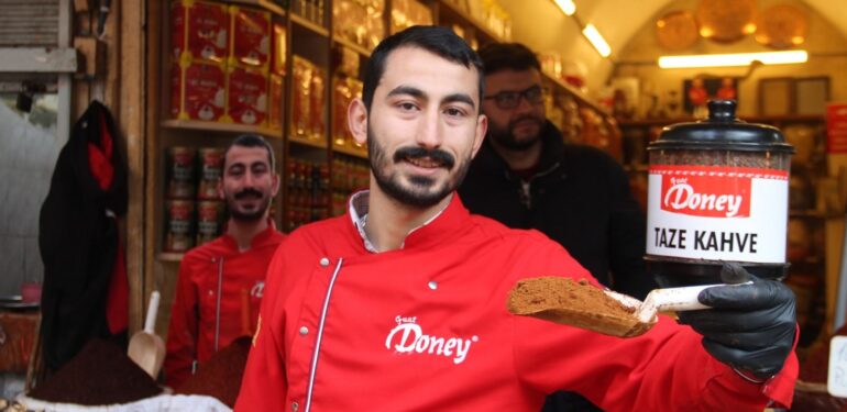 Geleneksel ‘mırra’ kahvesi  dışarıya açılıyor
