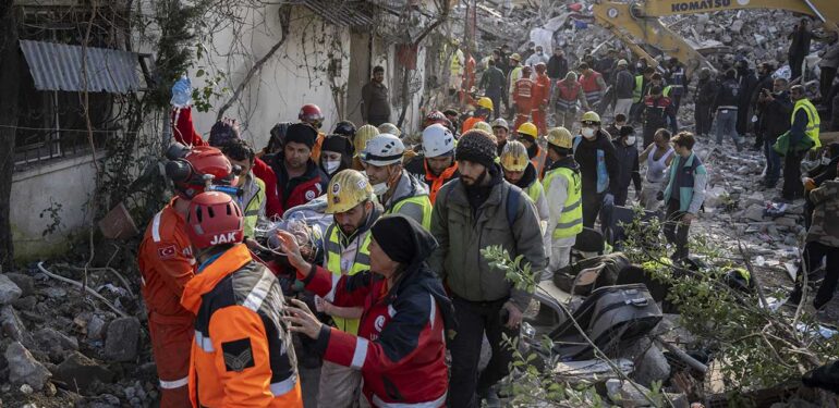Hatay’da depremin 228. saatinde bir kadın ve iki çocuk sağ çıkarıldı