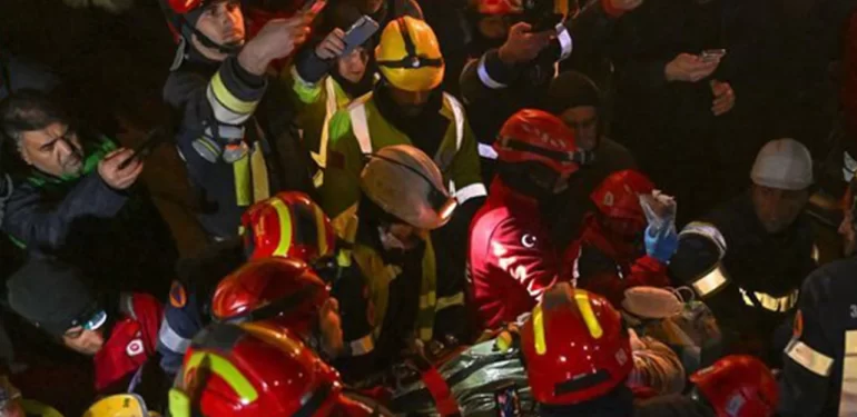 Hatay’da enkaz altında kalan iki kişi depremin 261’inci saatinde kurtarıldı