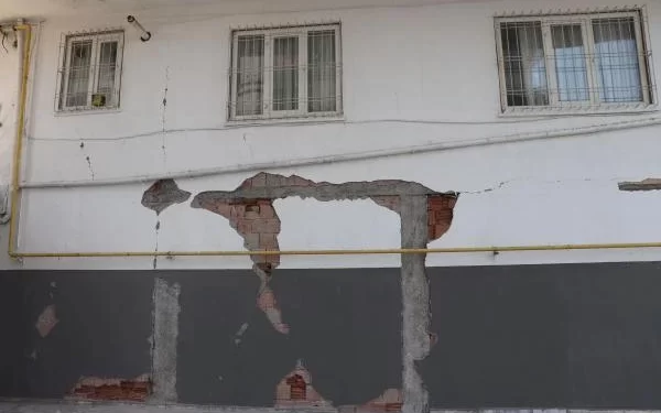 Evlerine ‘az hasarlı’ raporu verildikten sonra çadırdan çıkartılan aile sokakta kaldı