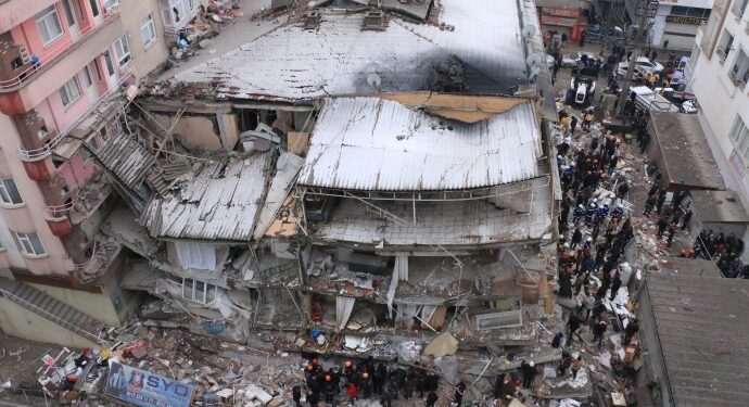Deprem hasarı 100 milyar dolar olarak tahmin ediliyor