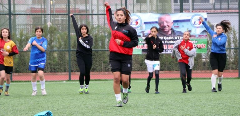 Afganistanlı kadınlara umut olmak için okuma mücadelesi veriyor