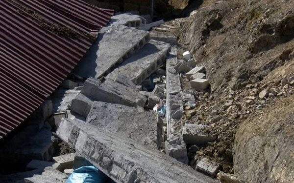 Fay hattı üzerine kurulu köy 10 metre kaydı, geriye üç ev kaldı