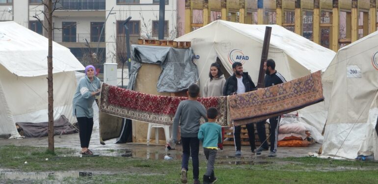 Doğanşehir’deki depremzedeleri sel vurdu