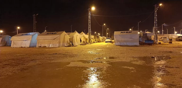 Çadır kenti su bastı