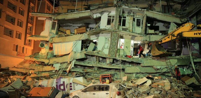 TTB: Deprem Bölgesindeki Kimyasal Madde Yayılımı Ciddi Sağlık Riski Oluşturuyor