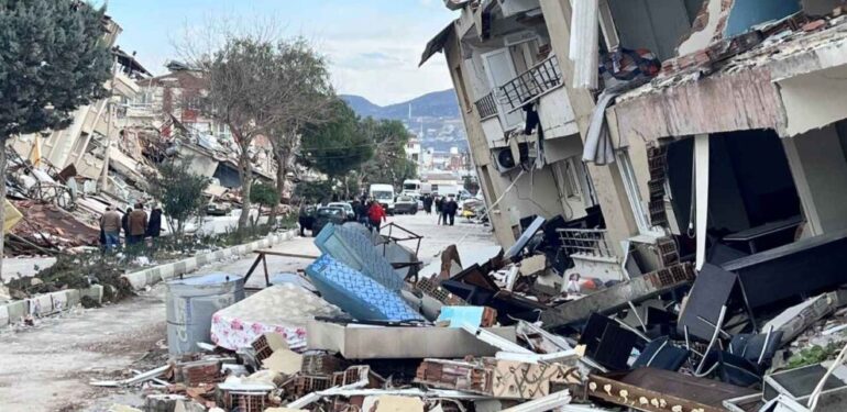 Greenpeace: “Enkazdan Başka Felaketler Çıkmasın”