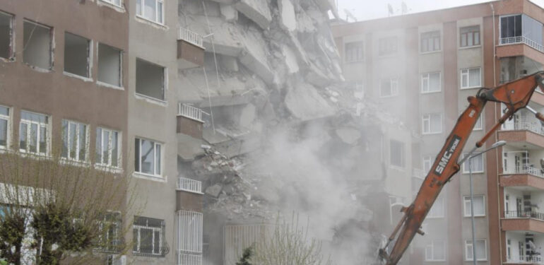 Diyarbakır’da bir kısmı yıkılan bina çöktü