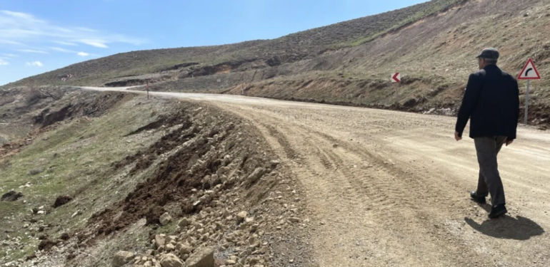 Hakkari’de sağanak sonrası çöken yol onarıldı