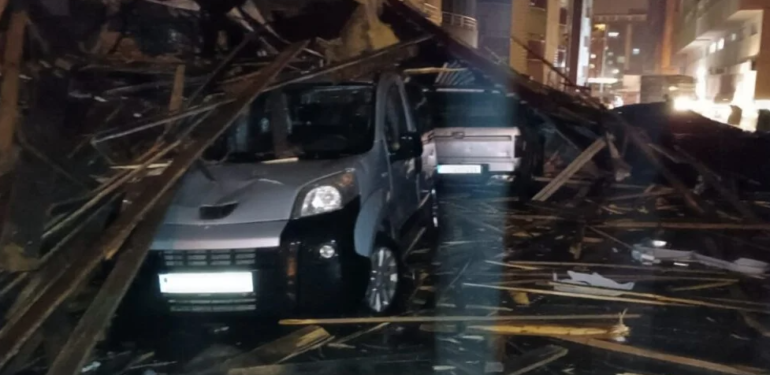Fırtına Bitlis’te evlerin çatılarını uçurdu
