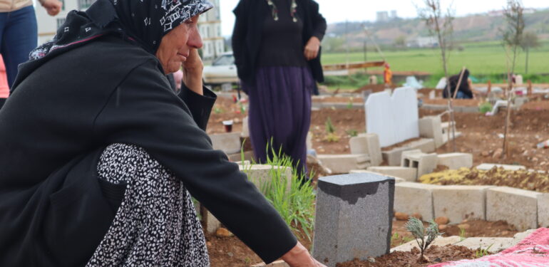 Deprem bölgesinde mezarlıklar ziyaret edildi: Acı dolu anlar yaşandı
