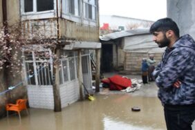 hakkaride-acar-ailesinin-evini-su-basti-1681296376