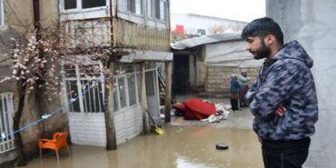 hakkaride-acar-ailesinin-evini-su-basti-1681296376