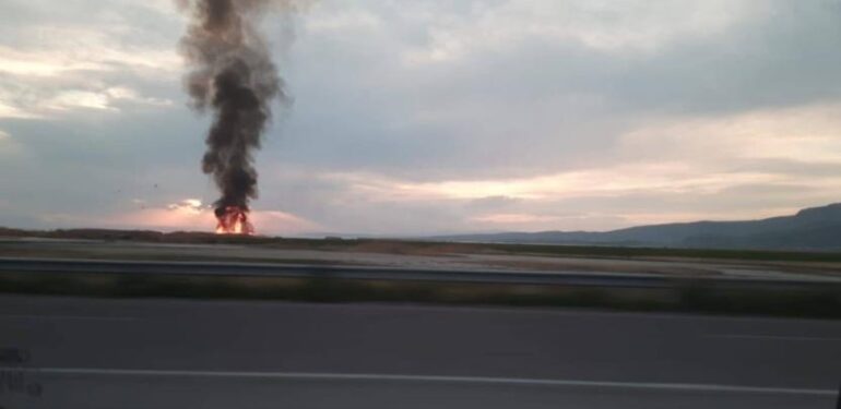 Van’da kuşların göç noktalarından olan sazlık alandaki yangın üç gündür söndürülmedi