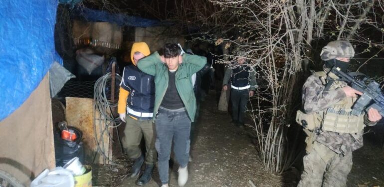 Van’da tandır evinde 20 düzensiz göçmen yakalandı