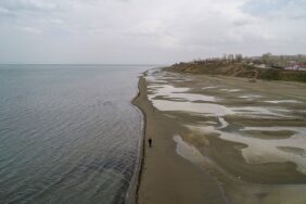 Bahardaki yağışlara rağmen Van Gölü'ndeki çekilme devam ediyor