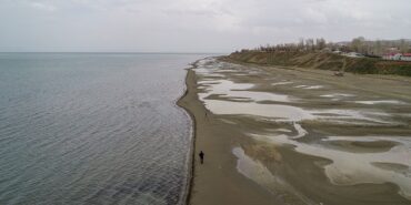 Bahardaki yağışlara rağmen Van Gölü'ndeki çekilme devam ediyor