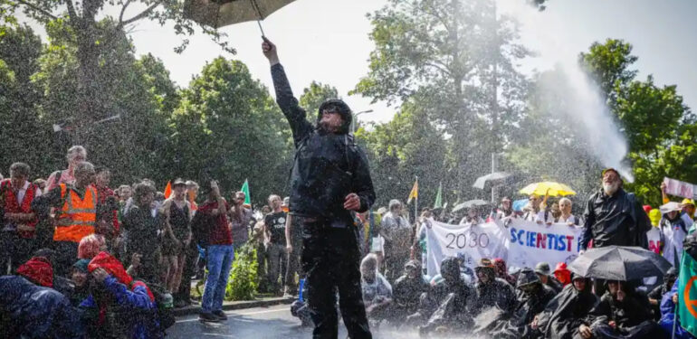 Hollanda’da iklim protestosunda 1500’den fazla kişi gözaltına alındı