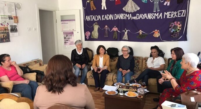 Ev işçileri siyasi partilere taahhütname imzalattı: İnsanca yaşamak istiyoruz