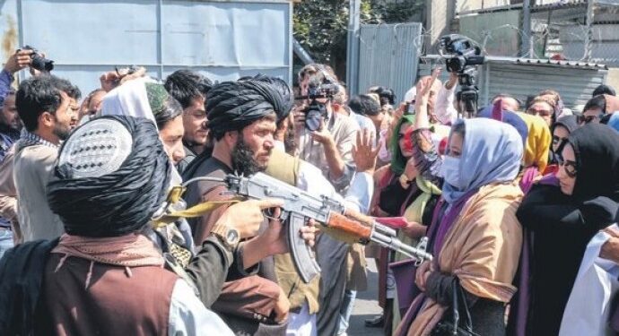 Taliban’dan iki kadın öğretmene işkence