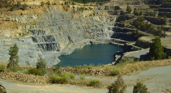 Balıkesir’de ormanlık alana taş ocağı