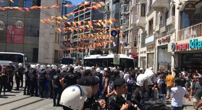 Cumartesi Anneleri’ne Galatasaray Meydanı’nda gözaltı