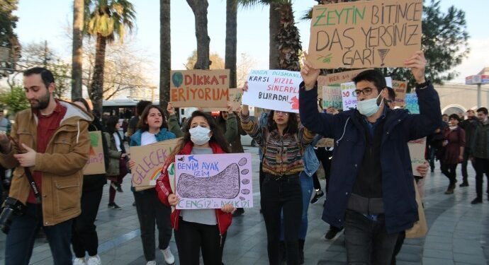 Gençlerden gelecek yorumu: Ya ekolojik toplum ya yok oluş