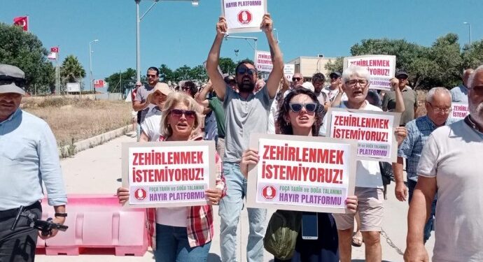 Foça’da tonlarca gaz gökyüzüne salındı