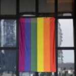 ABD-Buyukelciligi-Ankaradaki-binasina-LGBT-bayragi-asti