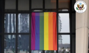 ABD-Buyukelciligi-Ankaradaki-binasina-LGBT-bayragi-asti