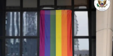 ABD-Buyukelciligi-Ankaradaki-binasina-LGBT-bayragi-asti