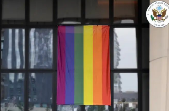 ABD-Buyukelciligi-Ankaradaki-binasina-LGBT-bayragi-asti