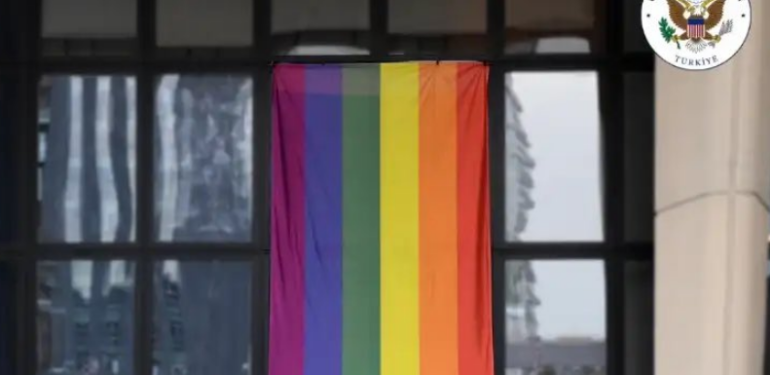 ABD Büyükelçiliği, Ankara’daki binasına LGBT bayrağı astı