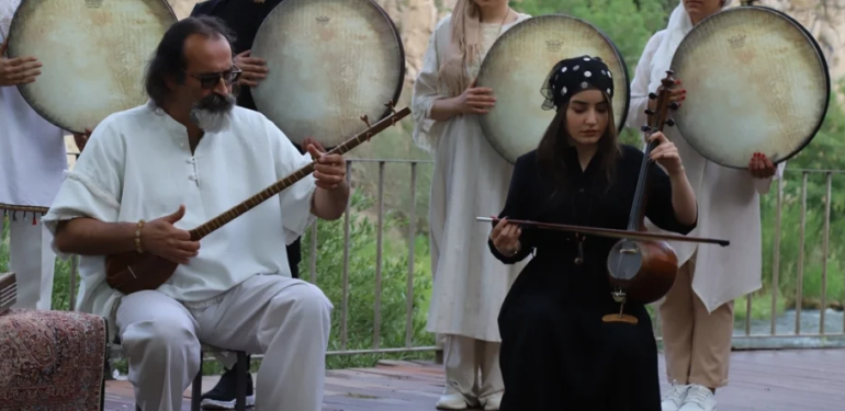 İranlı müzisyenler Muradiye Şelalesi’nde konser verdi