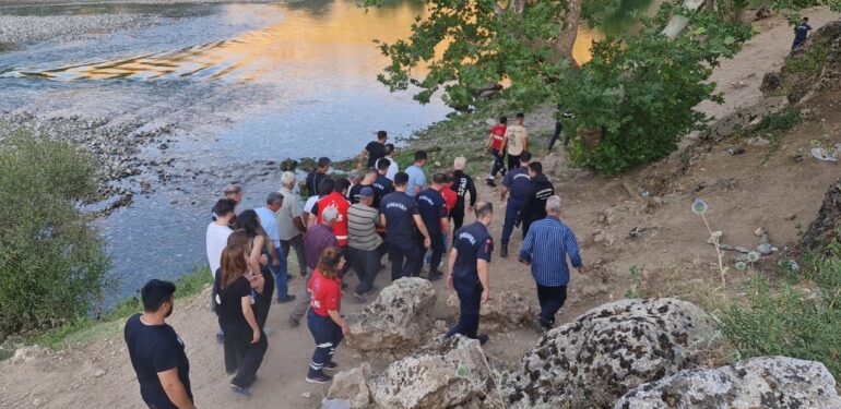 Serinlemek için girdiği Dicle Nehri’nde boğuldu