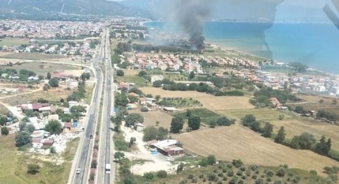 Seferihisar’da yangın: Uçak ve helikopterle müdahale edildi