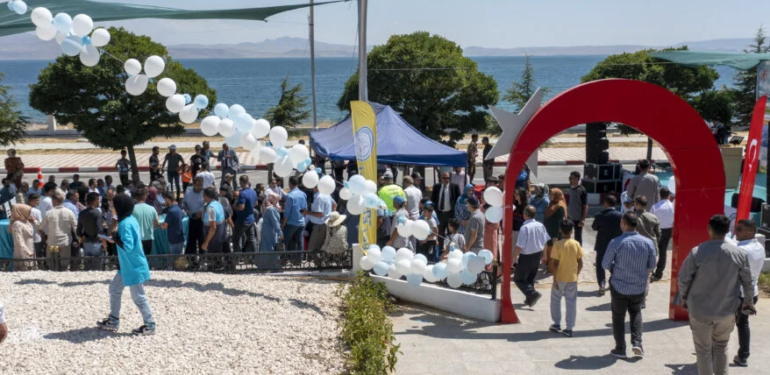 Van Gölü kıyısına inşa edilen millet bahçesi açıldı