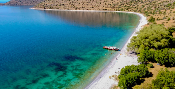 Doğaseverlerin yeni rotası: Van Gölü’nün el değmemiş koyları